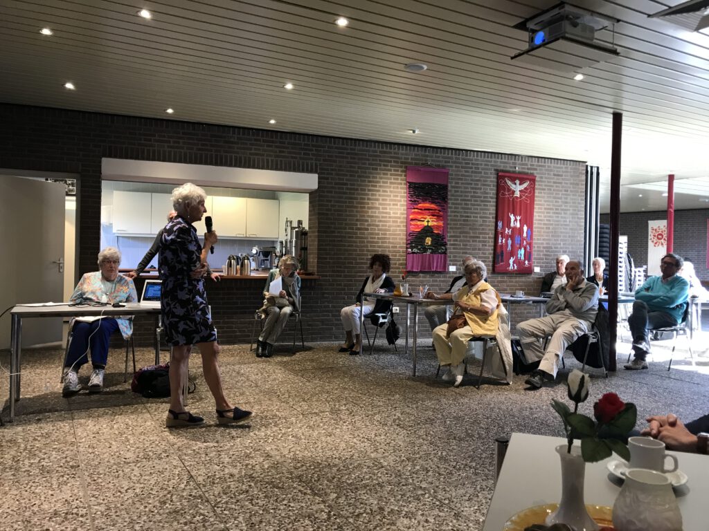Op maandag 7 september heeft Ida Spelt, voorzitter SGW, de doelstellingen van de SGW en de resultaten van de enquête gepresenteerd aan de deelnemers van Sociaal Kontakt Wassenaar.