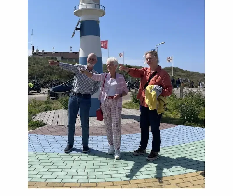 Fred, Ida en Wilma wijzen de plek aan waar de eerste openbare rolstoeltoegankelijke wc komt te staan.