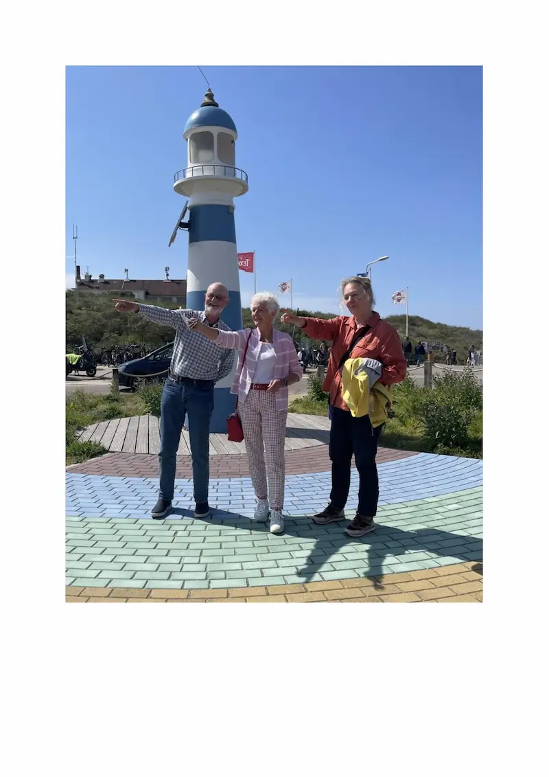 Fred, Ida en Wilma wijzen de plek aan waar de eerste openbare rolstoeltoegankelijke wc komt te staan.